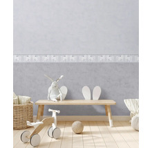 Chambre d''enfant lumineuse avec bordure murale, banc en bois et jouets