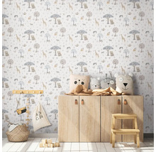 Kinderzimmer mit Tapete mit Tiermotiven und Holzmöbeln