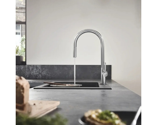 Évier de cuisine avec robinet et eau courante