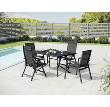 Ensemble de jardin avec table et quatre chaises sur une terrasse à côté d''une piscine