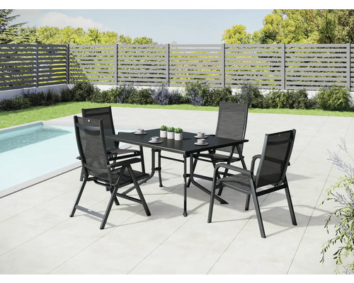 Ensemble de jardin avec table et quatre chaises sur une terrasse à côté d''une piscine