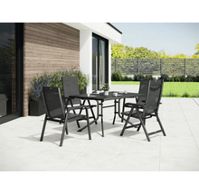 Ensemble de jardin avec table et quatre chaises sur une terrasse