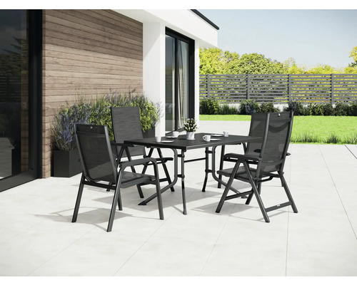 Ensemble de jardin avec table et quatre chaises sur une terrasse