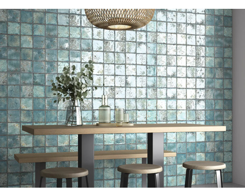 Dekoratives Interieur mit Wandfliesen, Holztisch und Barhockern