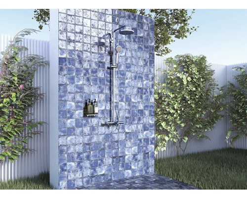 Aussendusche mit Fliesenwand in Gartenumgebung