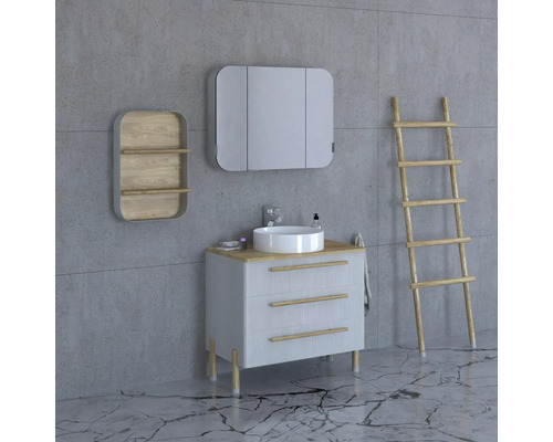 Badezimmer mit Waschtisch, Spiegelschrank, Regal und Leiter