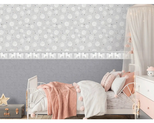 Kinderzimmer mit Bett, Nachttisch und Tapete mit Rosenmuster und Bordüre mit Pferdemotiv.