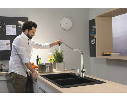 Scène de cuisine avec robinet d''évier, évier, casserole, herbes aromatiques et une personne