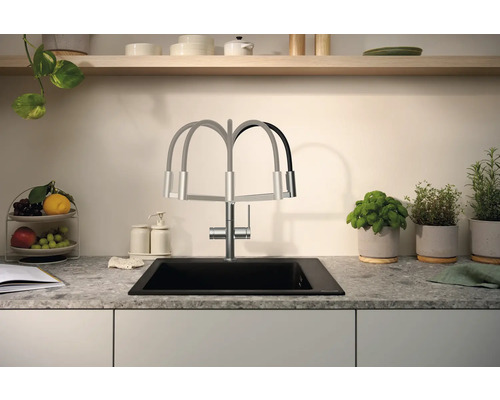 Évier de cuisine avec robinet flexible dans une cuisine lumineuse