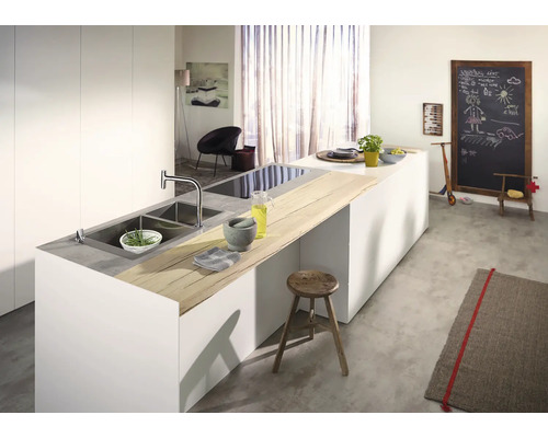 Helle Küche mit Kücheninsel, Spüle, Kochfeld und Sitzgelegenheit