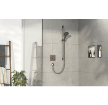 Helles Badezimmer mit Duscharmatur, Regalen und Dekoration