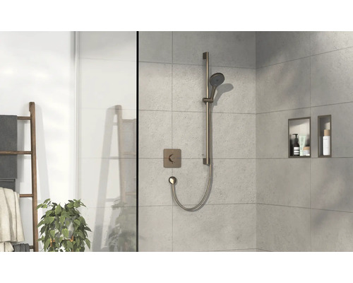 Ensemble de douche avec douchette à main, barre de douche et thermostat dans une salle de bains moderne