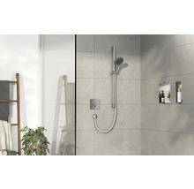 Badezimmer mit Dusche, Handtuchhalter und eingebauten Regalen