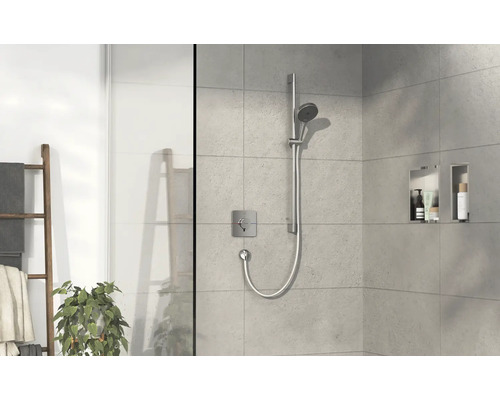 Badezimmer mit Dusche, Handtuchhalter und eingebauten Regalen