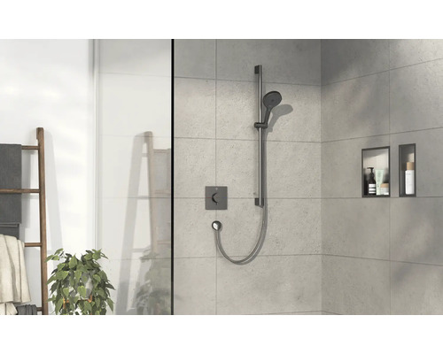 Moderne Dusche mit Handbrause, Brausestange und eingebauten Regalen im gefliesten Duschbereich.