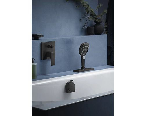 Salle de bains moderne avec baignoire, robinetterie et douchette en version foncée.