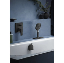 Badezimmerarmatur mit Handbrause und Wannenrand-Einhebelmischer an Badewanne