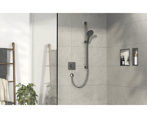 Duschkabine mit Duscharmatur, Handbrause und Ablagefächern