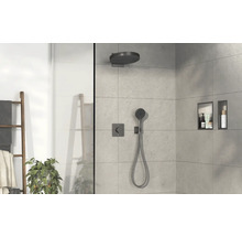 Begehbare Dusche mit Kopfbrause, Handbrause und Ablageflächen