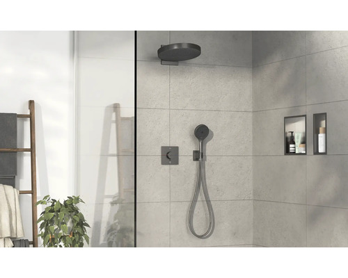 Begehbare Dusche mit Kopfbrause, Handbrause und Ablageflächen