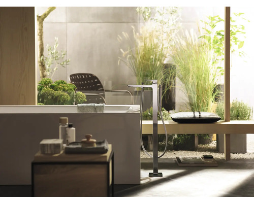 Badezimmer mit freistehender Badewanne, Armatur und natürlicher Dekoration für eine entspannende Atmosphäre