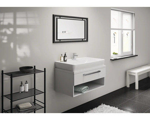 Modernes Badezimmer mit Waschtisch, Spiegel, Regal und Bank