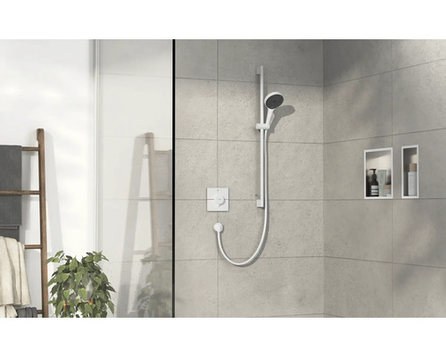 Modernes Badezimmer mit Dusche, Handtuchleiter und eingelassenen Regalen.