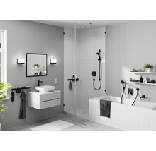 Modernes Badezimmer mit Dusche, Badewanne, Waschtisch und Spiegelschrank