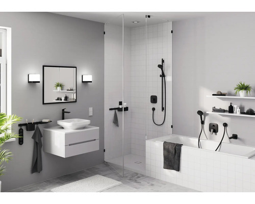 Modernes Badezimmer mit Dusche, Badewanne, Waschtisch und Spiegel