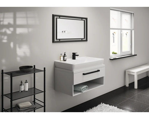 Salle de bain moderne avec lavabo, miroir et étagère