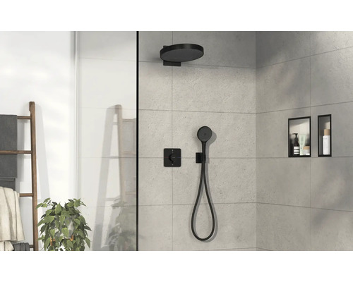 Espace douche avec douche de tête, douchette et compartiments de rangement