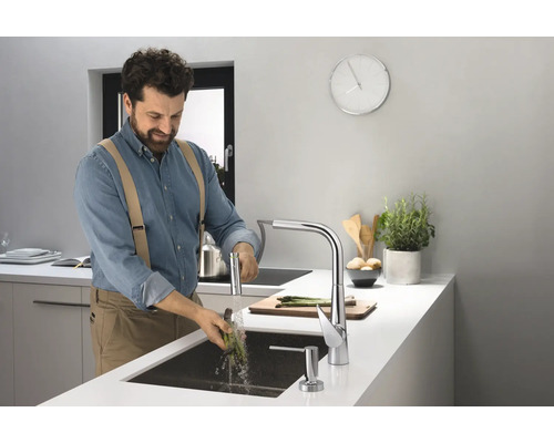 Homme lavant des asperges dans une cuisine moderne avec robinet d''évier