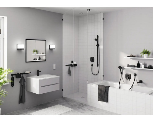 Badezimmer mit Badewanne, Duschabtrennung, Waschtisch und Spiegelschrank in hellen Farben