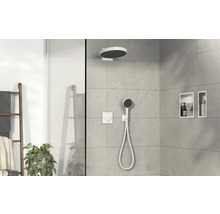 Badezimmer mit Dusche inklusive Kopfbrause, Handbrause und Ablagen