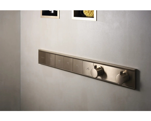 Duschsystem mit mehreren Funktionen und Drehknöpfen zur Steuerung von Temperatur und Wasserdruck.