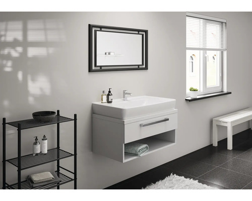 Salle de bain avec lavabo, armoire de toilette, étagère et banc