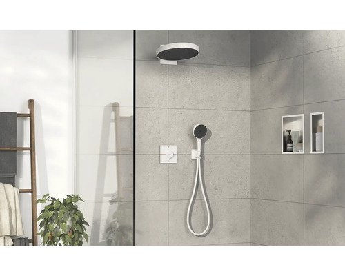 Salle de bains avec pomme de tête, douchette, mitigeur thermostatique de douche et étagères