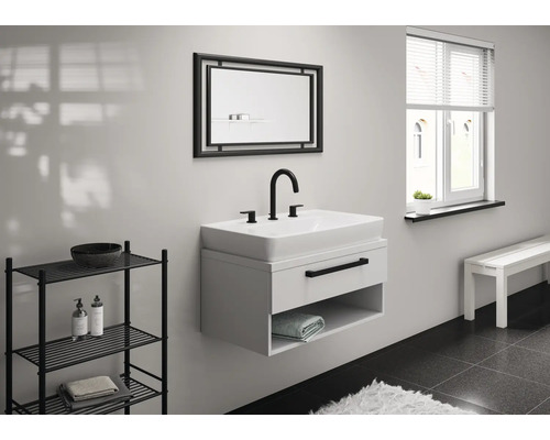 Badezimmer mit Waschbecken, Spiegel, Regal und Fenster