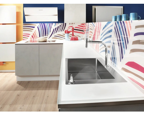 Évier de cuisine avec robinet dans une cuisine moderne aux accents colorés.