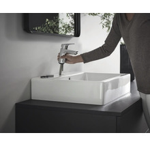Installation eines Waschtischarmatur an einem Waschbecken im Badezimmer.