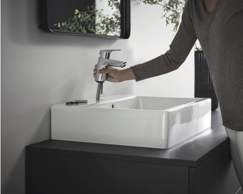Installation eines Waschtischarmatur an einem Waschbecken im Badezimmer.