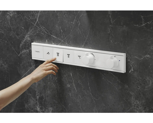 Hand betätigt Duschthermostat an einer Marmorwand