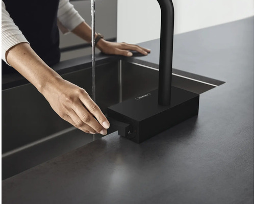 Robinet de cuisine noir avec levier de commande sur plan de travail avec robinet.