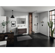 Badezimmer mit Waschtisch, Dusche, Toilette und Dekorationen in hellem Design