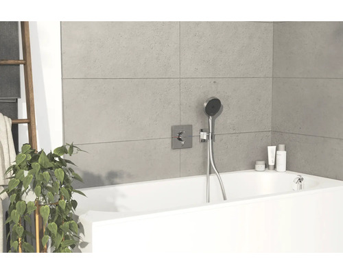 Salle de bain avec baignoire, douchette, robinetterie et carreaux muraux gris