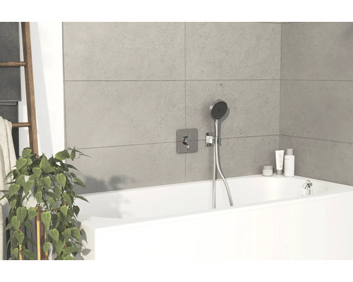 Badezimmer mit weisser Badewanne und Duscharmatur