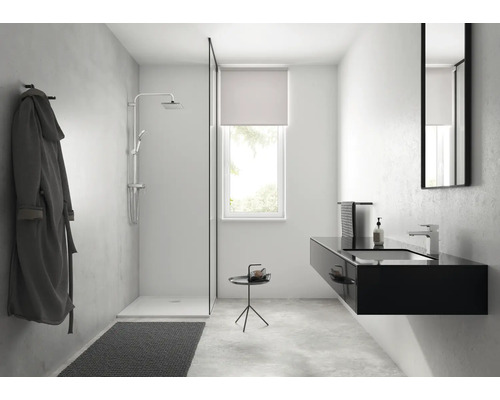 Salle de bain lumineuse avec douche, meuble sous-lavabo et miroir