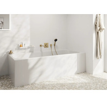 Badezimmer mit Badewanne, Armaturen und Bademantel an der Wand