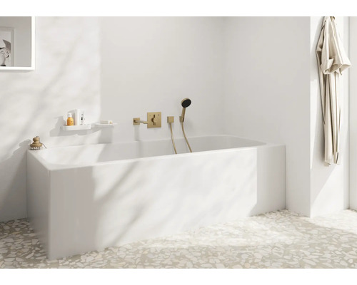 Salle de bain avec baignoire, robinetterie et peignoir mural