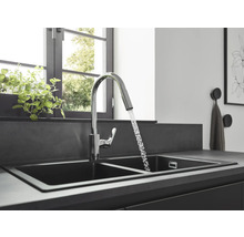 Küchenspüle mit Wasserhahn und fließendem Wasser in einer hellen Küche